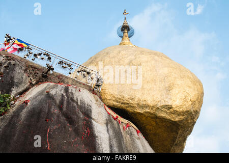 Berühmte, Pagode, auf, Platz, der, Gottesdienst, Wallfahrt, für, Buddhisten, und Touristen an, Gold, Gold, prekär, ausgeglichen, Rock, Myanmar, Birma, Gold, Kyaitiyo, buddhistischen, Stockfoto