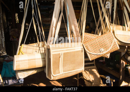 Golden, rock, Myanmar, Burma, gold, Kyaitiyo, buddhistische, Taschen aus Rattan in Kyaitiyo Markt. Stockfoto