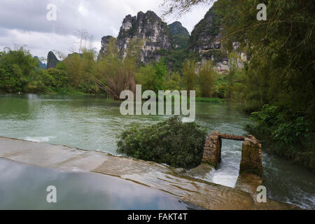 Karst Hügeln entlang Mingshi, Provinz Guangxi, China Stockfoto