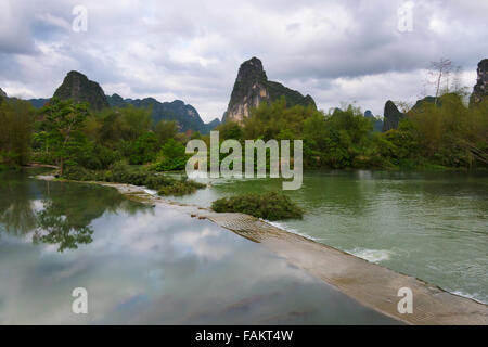 Karst Hügeln entlang Mingshi, Provinz Guangxi, China Stockfoto