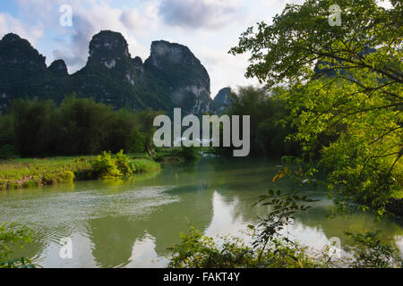 Karst Hügeln entlang Mingshi, Provinz Guangxi, China Stockfoto