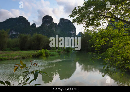 Karst Hügeln entlang Mingshi, Provinz Guangxi, China Stockfoto