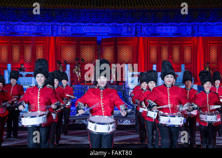 Peking, China. 31. Dezember 2015. Schauspieler führen während Karneval Countdown für das neue Jahr 2016 im Imperial Ancestral Tempel in Peking, Hauptstadt von China, 31. Dezember 2015. Bildnachweis: Li Jianbo/Xinhua/Alamy Live-Nachrichten Stockfoto