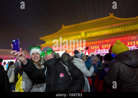 Peking, China. 31. Dezember 2015. Ausländern posieren für Fotos während des Karnevals ein Countdown für das neue Jahr 2016 im Imperial Ancestral Tempel in Peking, Hauptstadt von China, 31. Dezember 2015. Bildnachweis: Zhao Bing/Xinhua/Alamy Live-Nachrichten Stockfoto