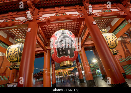 Tokyo, Japan - 16. Dezember 2015: Hozomon in Senso-Ji Tempel in Asakusa, Tokio. Stockfoto