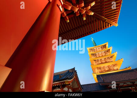 Tokyo, Japan - 16. Dezember 2015: Die fünfgeschossige Pagode der Senso-Ji Tempel in Asakusa, Tokio. Stockfoto