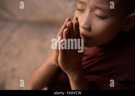 Junge Novize in buddhistische Tempel, Bagan, Myanmar zu beten. Stockfoto