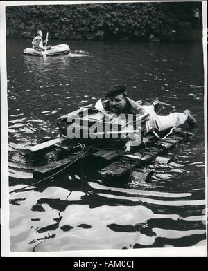 1962 - Cadet Force Offiziere hartes Trainingskurs für ihre eigenen junior Schläger - zu unterziehen und zeigen den '' alten '' Uns Cand Take-It. In einer ehemaligen Vrac Personal College in Frimley park, Camberley, eine regelmäßige Lieut - Oberst und Mitarbeiter bereiten in diesem Sommer, durch eine Vielzahl von harten realistischen Kursen einige Führer in Cadot Offiziere, die n.c.o. und andere Jugendliche potenzielle Führungskräfte in rut ein totaler - Zielen auf die Popularisierung der neuen '' hart Hobby'' Politik der Kadett Kräfte (C.C.F. und A.C.F.) und territoriale Armee. Das alte Haus hat sich Mitgliedstaat wurde und der erste Lauf gab es für Stockfoto