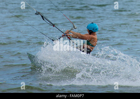 Nahaufnahme des weiblichen Kitesurfer verursacht spray Stockfoto