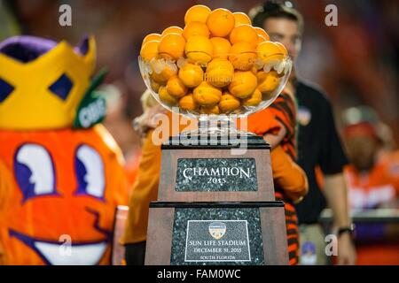 Miami, Florida, USA. 31. Dezember 2015. Die Trophäe in der Hauptstadt eine Orange Schüssel College Football Playoff-Spiel zwischen Oklahoma und Clemson auf Donnerstag, 31. Dezember 2015 im Sun Life Stadium in Miami Gardens, FL.  Bildnachweis: Jacob Kupferman/Cal Sport Media/Alamy Live-Nachrichten Stockfoto