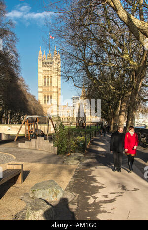 Houses of Parliament, Victoria Tower über das House Of Lords aus Victoria Gardens, Westminster, London, England. Stockfoto