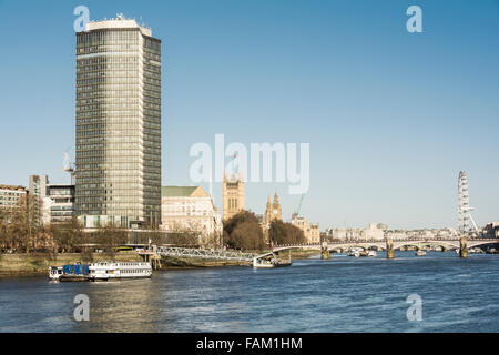 Millbank Tower mit Blick auf die Themse in Vauxhall, mit Lambeth Bridge und London Eye in der Ferne, London, England, Großbritannien Stockfoto