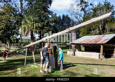 Gainesville Florida, Dudley Farm State Park, Homestead and Living History Museum, Grundstück, Junge, Freunde, untersuchen, erkunden, Maultier angetrieben Mühle, Besucher reisen t Stockfoto