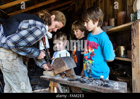 Gainesville Florida, Dudley Farm State Park, Homestead and Living History Museum, Grundstück, Junge, Brüder, Geschwister, beobachten, Erwachsene Erwachsene Erwachsene Männer männlich, manuelle h Stockfoto