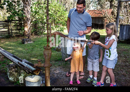 Gainesville Florida, Dudley Farm State Park, Homestead und Living History Museum, Grundstück, Erwachsene Erwachsene Männer Mann, Vater, Vater, Vater, Sohn, Mädchen, Jungen Stockfoto