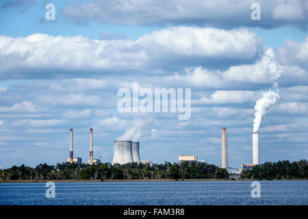 Florida, Crystal River, Fort Island, Duke Energy Kernkraftwerk Crystal River, geschlossen, Kühltürme, stillgelegt, nur mit Kohlefeuer betrieben, Wasser, FL15 Stockfoto