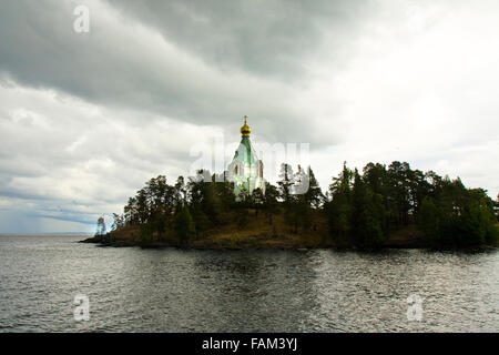 Russland, Zelle des Klosters Sankt Nikolaus der Verklärung Jesu Christi auf der Insel Valaam am Ladoga-See bei bewölktem Wetter. Stockfoto