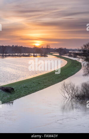 Clifton-Ings, York, UK. 1. Januar 2016. Blick vom Clifton Bridge auf der Ringstraße über Fluss Ouse und entfernte York Minster in der Morgendämmerung am Silvester Tag 2016. Das Hochwasser ist zurückgeht. Bildnachweis: John Potter/Alamy Live-Nachrichten Stockfoto