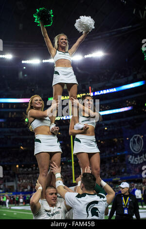 Arlington, Texas, USA. 31. Dezember 2015. Michigan State Spartans Cheerleader während der Goodyear Cotton Bowl-Spiel zwischen Michigan State Vs Alabama im AT&T Stadium in Arlington, Texas. Bildnachweis: Csm/Alamy Live-Nachrichten Stockfoto