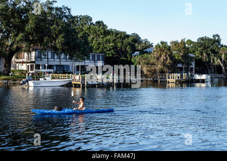 Florida Old Homosassa, Homosassa River Wasser, Kajak, Kajak, Erwachsene Erwachsene Mann Männer männlich, paddeln, Besucher reisen Reise Tour Tourismus Wahrzeichen l Stockfoto