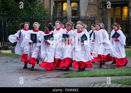 Das Ely Kathedrale Mädchenchor Proben für dieses Wochenende Weihnachtskonzert. Stockfoto