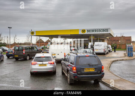 Die Schlangen an Morrisons im nächsten, Cambs, am Freitag, den 11. Dez. als Benzin wurde für unter £1 verkauft. Stockfoto