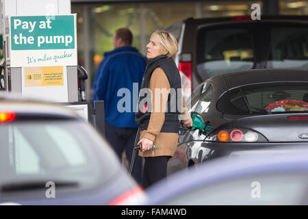 Die Schlangen an Morrisons im nächsten, Cambs, am Freitag, den 11. Dez. als Benzin wurde für unter £1 verkauft. Stockfoto