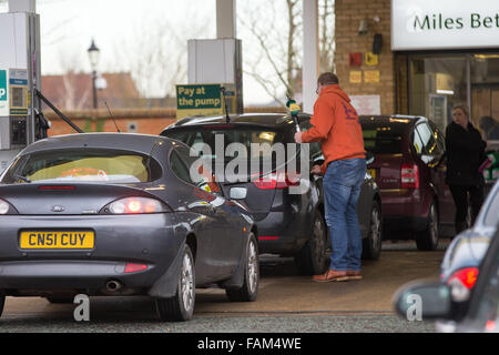 Die Schlangen an Morrisons im nächsten, Cambs, am Freitag, den 11. Dez. als Benzin wurde für unter £1 verkauft. Stockfoto