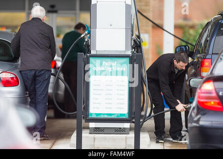Die Schlangen an Morrisons im nächsten, Cambs, am Freitag, den 11. Dez. als Benzin wurde für unter £1 verkauft. Stockfoto
