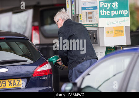 Die Schlangen an Morrisons im nächsten, Cambs, am Freitag, den 11. Dez. als Benzin wurde für unter £1 verkauft. Stockfoto