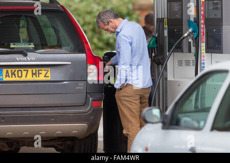 Die Schlangen an Morrisons im nächsten, Cambs, am Freitag, den 11. Dez. als Benzin wurde für unter £1 verkauft. Stockfoto