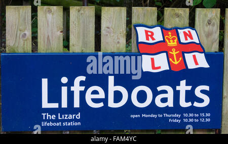 Royal National Rettungsboote Institute (RNLI) Zeichen, die Rettungsstation Eidechse Lizard Halbinsel, Cornwall, England, Vereinigtes Königreich Stockfoto