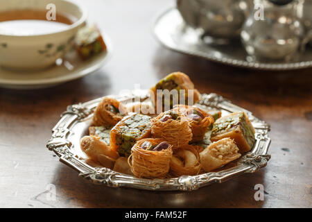 Syrische Blätterteig mit Pistazien und Nüssen und einer Tasse Tee Stockfoto