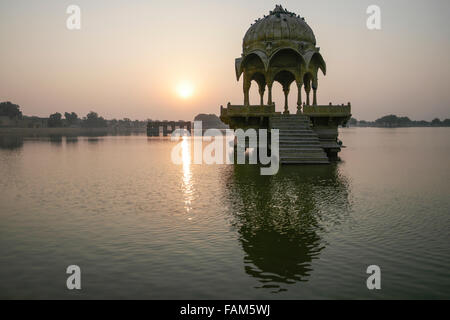 Indische Sehenswürdigkeiten - Gadi Sagar Tempel auf See Gadisar mit Reflexion nach Sonnenaufgang. Der See befindet sich in Jaisalmer, Rajasthan. Stockfoto