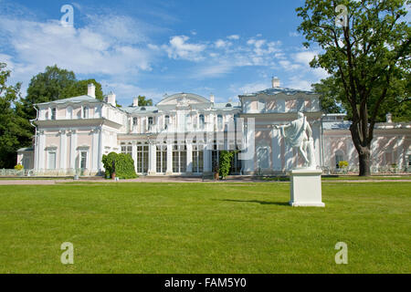 Oranienbaum, Russland - 8. Juli 2012: Chinesische Palast in Villa Oranienbaum in der Stadt Lomonossow in Umgebung von St. Petersburg, Stockfoto