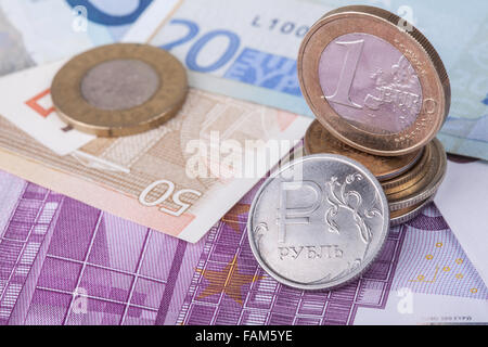 Münze 1 Rubel und die europäische Währung: Euro-Münzen-Banknoten Stockfoto