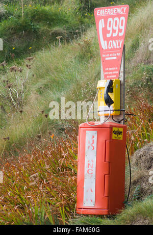 Notfall 999 Telefon in eine Küstenlage, Cornwall, England, UK Stockfoto