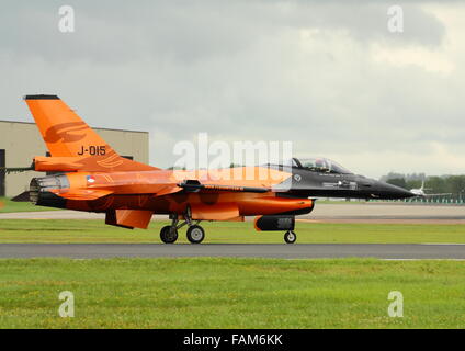 Eine niederländische F16 J-015 landet auf der Royal International Air Tattoo RIAT 2012 bei Fairford mit dem Fallschirm öffnen Stockfoto