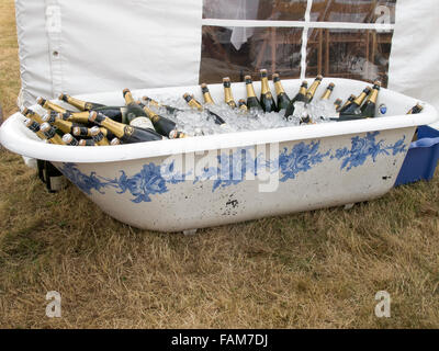 Champagner-Flaschen Dekoration für Hochzeit Stockfoto, Bild: 93939764