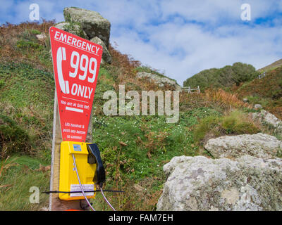 Notfall 999 Telefon in eine Küstenlage, Cornwall, England, UK Stockfoto