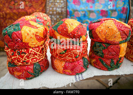 Bunten ethnischen Rajasthan Turbane auf Markt in Jaisalmer Fort, Rajasthan, Indien Stockfoto