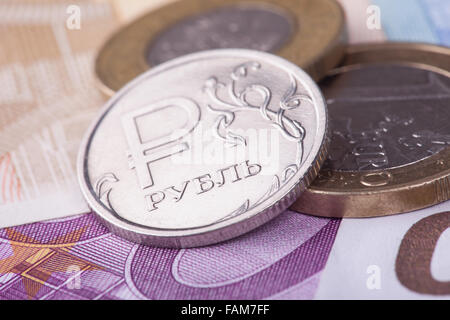 Münze Rubel vor dem Hintergrund der Euro-Banknoten Stockfoto