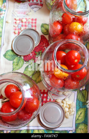 rote schmackhafte Tomaten in Gläser vorbereitet für die Erhaltung Stockfoto