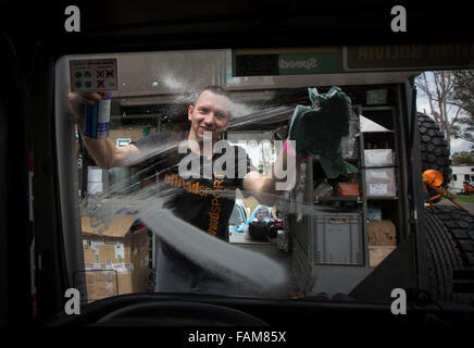 Villa Martelli, Argentinien. 31. Dezember 2015. Ein Mechaniker reinigt die Windschutzscheibe eines Mitbewerbers Fahrzeug vor 2016 Rallye Dakar in Villa Martelli Stadt, Buenos Aires, Argentinien, 31. Dezember 2015. 2016 Rallye Dakar startet am 2. Januar und eine Strecke von 9.000 km in Argentinien und Bolivien. Bildnachweis: Martin Zabala/Xinhua/Alamy Live-Nachrichten Stockfoto