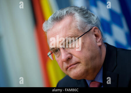 München, Deutschland. 1. Januar 2016. Joachim Herrmann, Innenminister des deutschen Staates Bayern, besucht eine Pressekonferenz in München, 1. Januar 2016. Nach Hermann gibt es derzeit keine unmittelbare Gefahr terroristischer Anschläge nach Terrorwarnstufe in München am Vorabend des neuen Jahres. Foto: SVEN HOPPE/Dpa/Alamy Live News Stockfoto