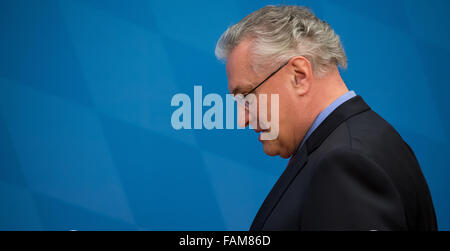 München, Deutschland. 1. Januar 2016. Joachim Herrmann, Innenminister des deutschen Staates Bayern, kommt zu einer Pressekonferenz in München, 1. Januar 2016. Nach Hermann gibt es derzeit keine unmittelbare Gefahr terroristischer Anschläge nach Terrorwarnstufe in München am Vorabend des neuen Jahres. Foto: SVEN HOPPE/Dpa/Alamy Live News Stockfoto