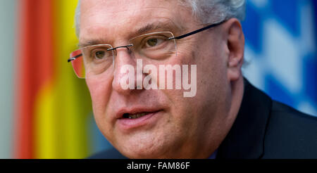 München, Deutschland. 1. Januar 2016. Joachim Herrmann, Innenminister des deutschen Staates Bayern liefert Bemerkungen während einer Pressekonferenz in München, 1. Januar 2016. Nach Hermann gibt es derzeit keine unmittelbare Gefahr terroristischer Anschläge nach Terrorwarnstufe in München am Vorabend des neuen Jahres. Foto: SVEN HOPPE/Dpa/Alamy Live News Stockfoto