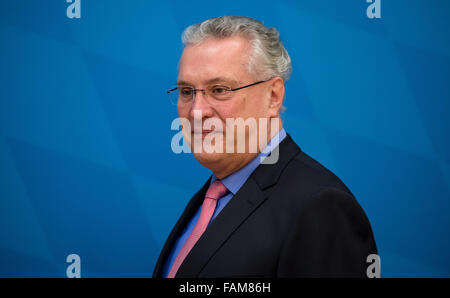 München, Deutschland. 1. Januar 2016. Joachim Herrmann, Innenminister des deutschen Staates Bayern, kommt zu einer Pressekonferenz in München, 1. Januar 2016. Nach Hermann gibt es derzeit keine unmittelbare Gefahr terroristischer Anschläge nach Terrorwarnstufe in München am Vorabend des neuen Jahres. Foto: SVEN HOPPE/Dpa/Alamy Live News Stockfoto