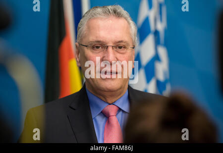 München, Deutschland. 1. Januar 2016. Joachim Herrmann, Innenminister des deutschen Staates Bayern liefert Bemerkungen während einer Pressekonferenz in München, 1. Januar 2016. Nach Hermann gibt es derzeit keine unmittelbare Gefahr terroristischer Anschläge nach Terrorwarnstufe in München am Vorabend des neuen Jahres. Foto: SVEN HOPPE/Dpa/Alamy Live News Stockfoto