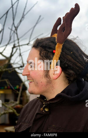 Mann mit Dreadlocks trägt eine dekorative Weihnachten Rentier Geweih Kopfband Stockfoto